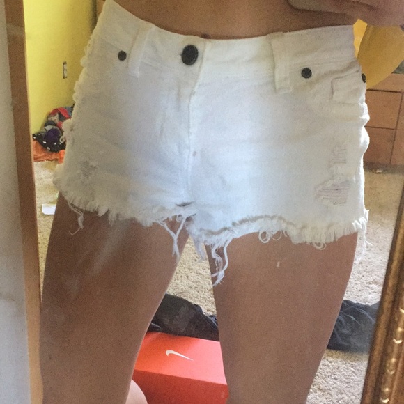 WhiteRipped jean shorts - Picture 2 of 4